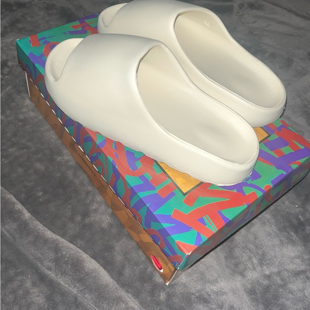 Beige Quiet Luxury Style Slides - Picture 5 of 12